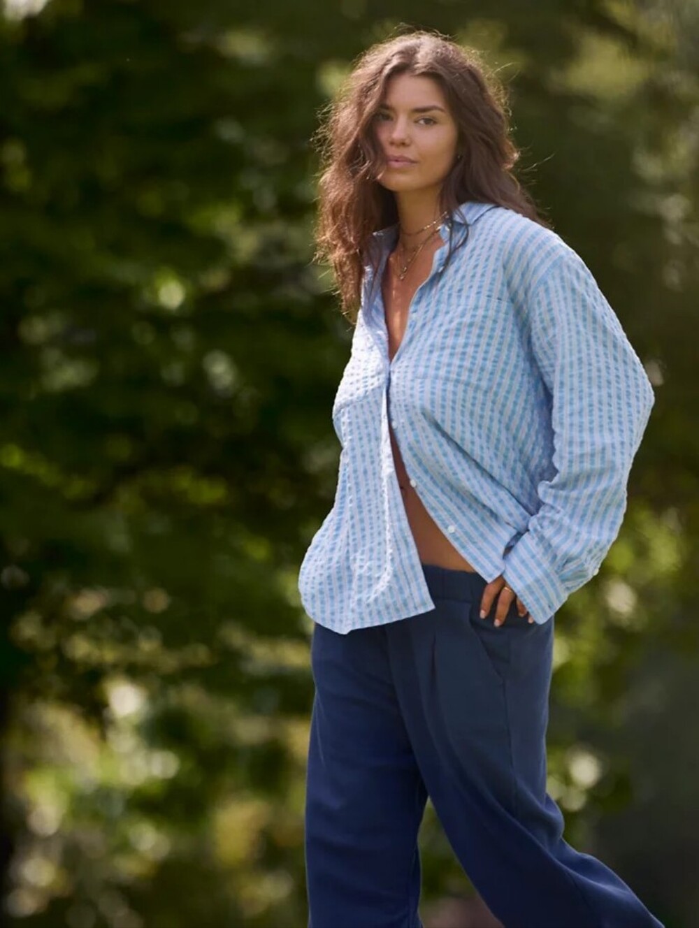 Aerie Off-Duty Seersucker Shirt Button Down Blue White Lightweight Size M